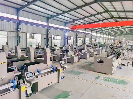 알루미늄 프로파일 3 + 1 CNC 가공 센터 작업 길이는 자동 도구 교환과 함께 3200mm입니다