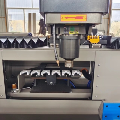 알루미늄 프로파일 3 + 1 CNC 가공 센터 작업 길이는 자동 도구 교환과 함께 3200mm입니다