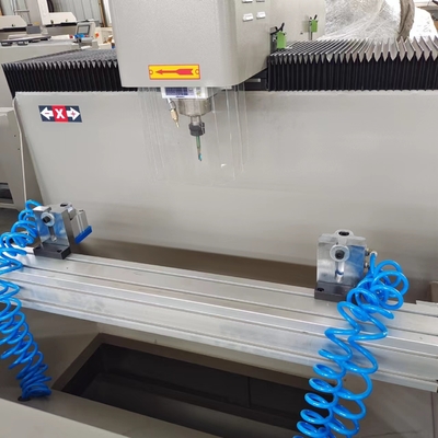 알루미늄 및 UPVC 굴착 굴착 구멍을위한 800mm 단일 머리 CNC 라우터 기계