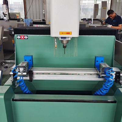 작은 800mm 자동 CNC 복사 라우터 문과 창문, 미니멀리스트 가구, 와인 캐비닛을 위한 구멍을 뚫고 쇄기
