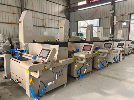1200mm 3 축 CNC 드릴링 프레싱 머신 알루미늄과 PVC 창문 문 제작 기계 플립 테이블
