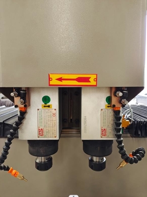 3000mm 3200mm 두 개의 머리 스핀드 드릴링 머신 알루미늄 PVC 창문 제조를 위한 CNC 펀싱 머신