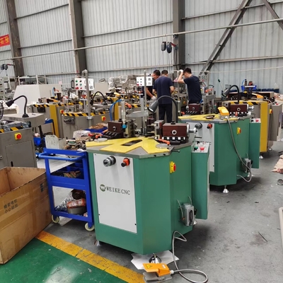 알루미늄 창문 문에 대한 Pneumatic Crimping와 160mm 코너 크림프링 기계